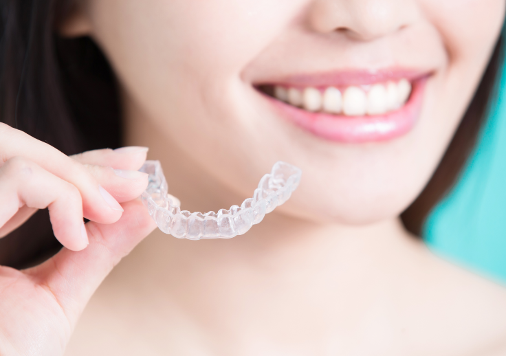 透明な装置を使用して歯並びを整える治療方法です