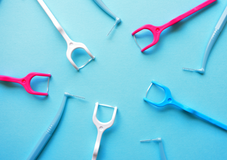 糸ようじは歯ブラシ後のマストアイテム！ 上手な使い方や使うべき理由